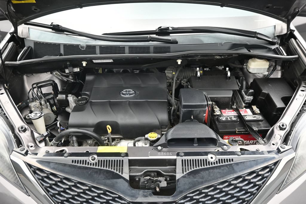 Used 2014 Toyota Sienna SE FWD image 33
