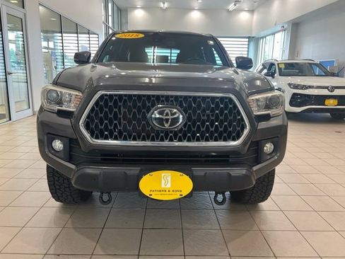 Used 2018 Toyota Tacoma TRD Off-Road w/ Technology Package AWD/4WD image 2