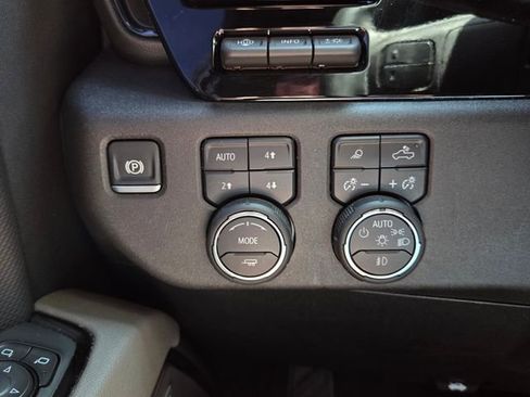 Certified 2025 Chevrolet Silverado 2500 ZR2 w/ Technology Package image 34