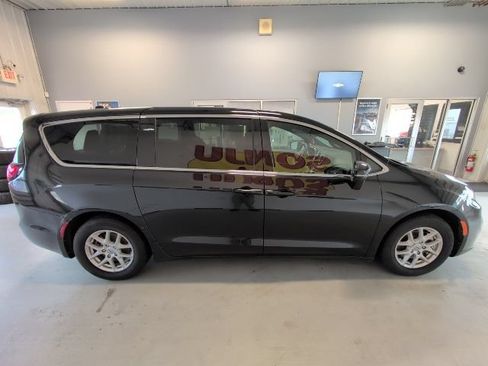 Used 2025 Chrysler Pacifica Select FWD image 6