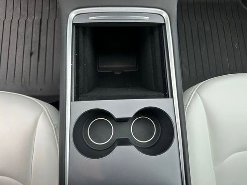 Used 2022 Tesla Model Y Long Range image 23