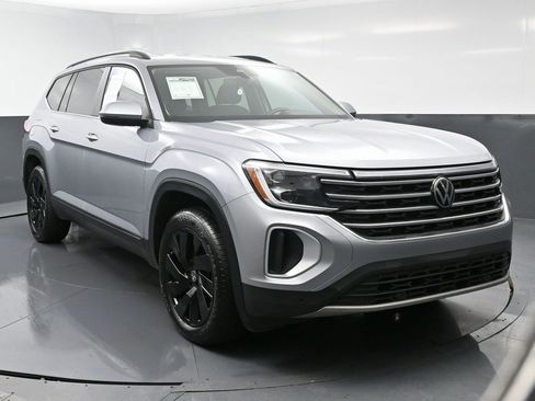 Used 2024 Volkswagen Atlas SE w/ Black Wheel Package image 3