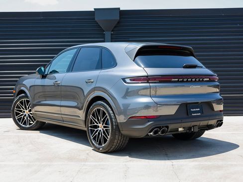 Certified 2025 Porsche Cayenne AWD/4WD image 3