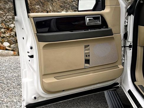 Used 2017 Lincoln Navigator Reserve image 19