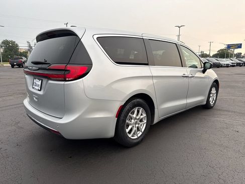 Used 2024 Chrysler Pacifica Touring-L FWD image 7