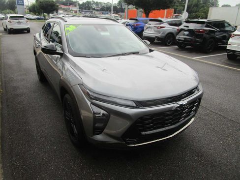 Used 2025 Chevrolet Trax ACTIV w/ Sunroof Package FWD image 4