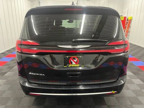 Used 2025 Chrysler Pacifica Select FWD image 4