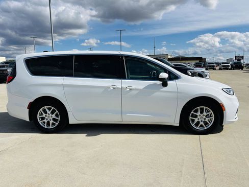Used 2023 Chrysler Pacifica Touring-L FWD image 40