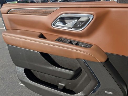 Used 2023 Chevrolet Suburban High Country image 18