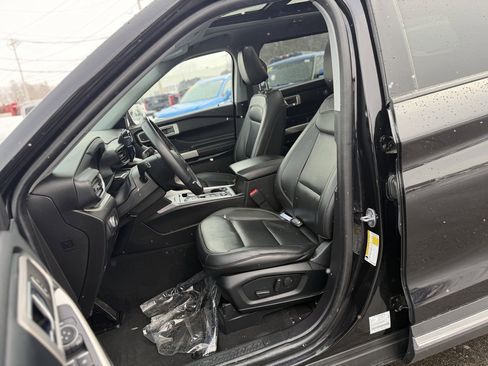 Certified 2022 Ford Explorer XLT w/ Equipment Group 202A image 12