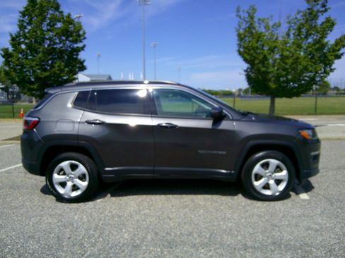 Used 2019 Jeep Compass Latitude w/ Popular Equipment Group AWD/4WD image 8