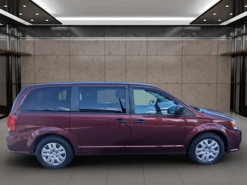 Used 2019 Dodge Grand Caravan SE w/ UConnect Hands-Free Group FWD image 4