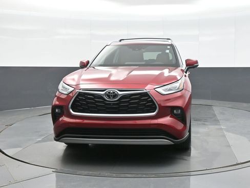 Certified 2025 Toyota Highlander LE image 3