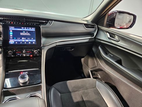 Used 2024 Jeep Grand Cherokee Altitude image 11