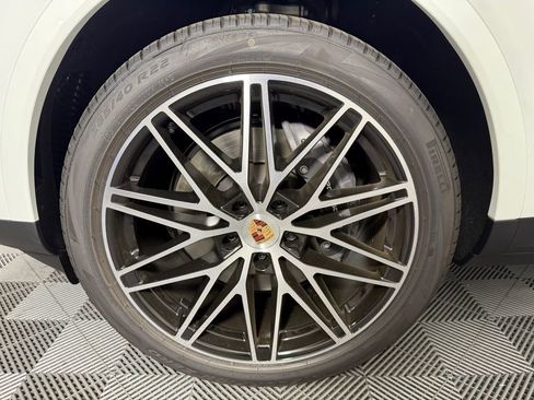 Certified 2025 Porsche Cayenne Coupe image 11
