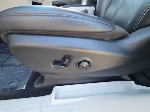 Used 2024 Chrysler Pacifica Touring-L FWD image 22