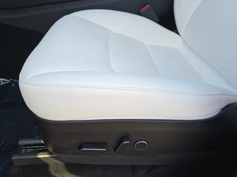 Used 2023 Tesla Model Y Long Range image 29