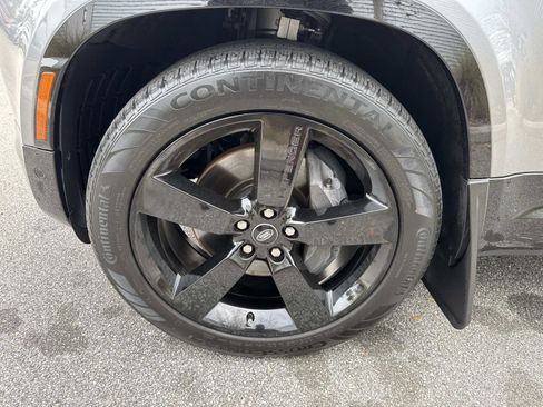 Used 2024 Land Rover Defender 130 X-Dynamic SE image 10