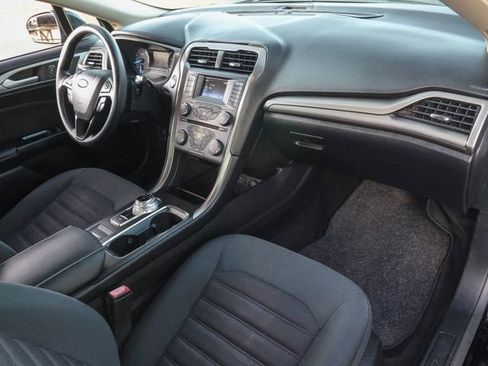 Used 2017 Ford Fusion SE FWD image 21