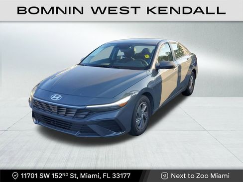 Used 2025 Hyundai Elantra SE image 3