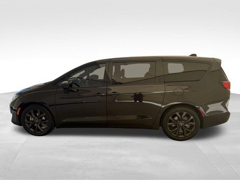 Used 2020 Chrysler Pacifica Touring w/ S Appearance Package FWD image 9