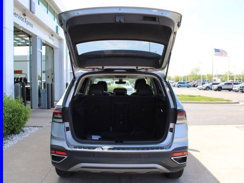Used 2025 Volkswagen Taos SE w/ Panoramic Sunroof Package FWD image 8
