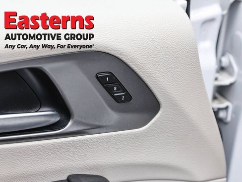 Used 2023 Chrysler Pacifica Touring-L FWD image 21