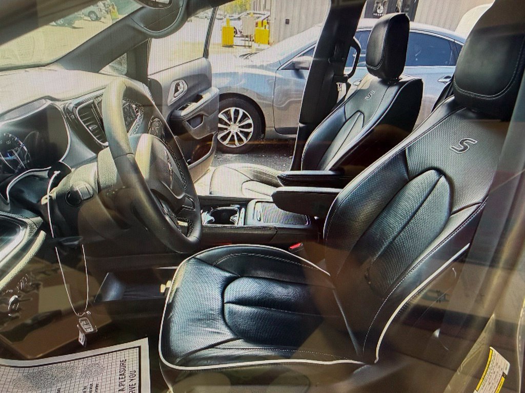 Used 2025 Chrysler Pacifica Limited FWD image 8