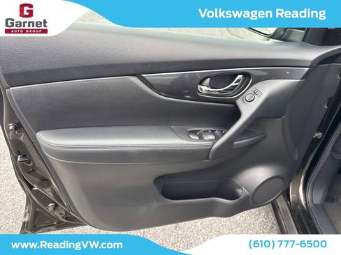Used 2017 Nissan Rogue SV w/ SV Premium Package image 12