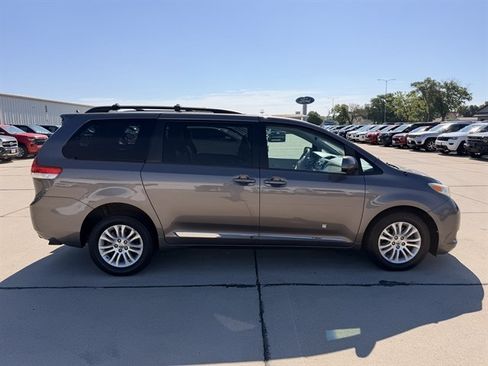 Used 2013 Toyota Sienna XLE FWD image 2
