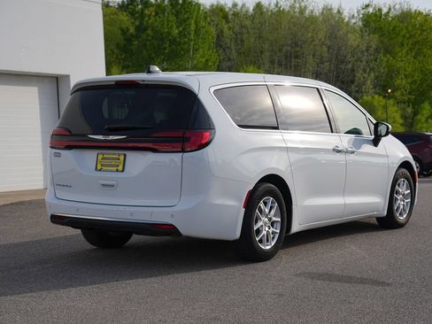 Used 2023 Chrysler Pacifica Touring-L FWD image 3
