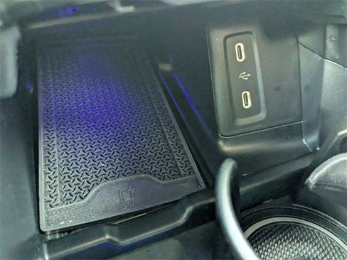 Used 2025 Mercedes-Benz GLC 300 image 24