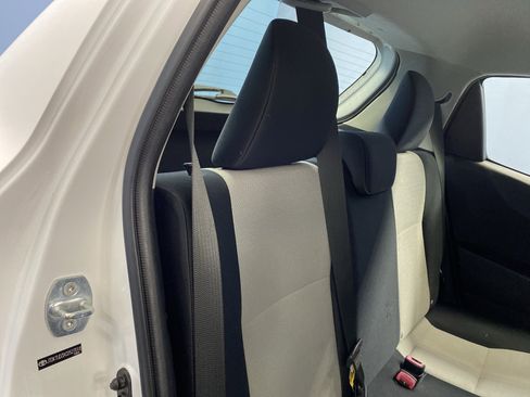 Used 2012 Toyota Yaris 4-Door Hatchback image 30