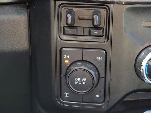 Used 2025 Ford F350 Platinum w/ FX4 Off-Road Package image 34