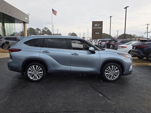 Used 2024 Toyota Highlander Platinum image 17