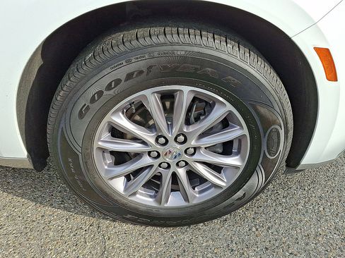 Certified 2024 Buick Enclave Essence AWD/4WD image 27