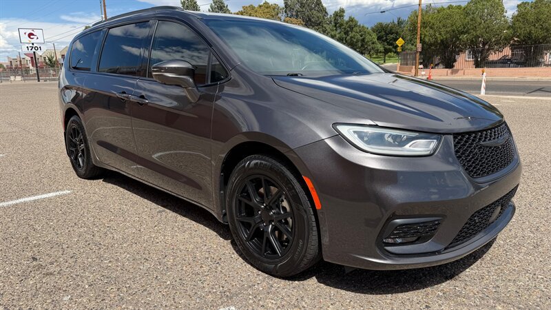 Used 2021 Chrysler Pacifica Limited w/ Uconnect Theater Family Group FWD image 1