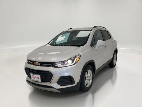Used 2020 Chevrolet Trax LT w/ LT Convenience Package image 3