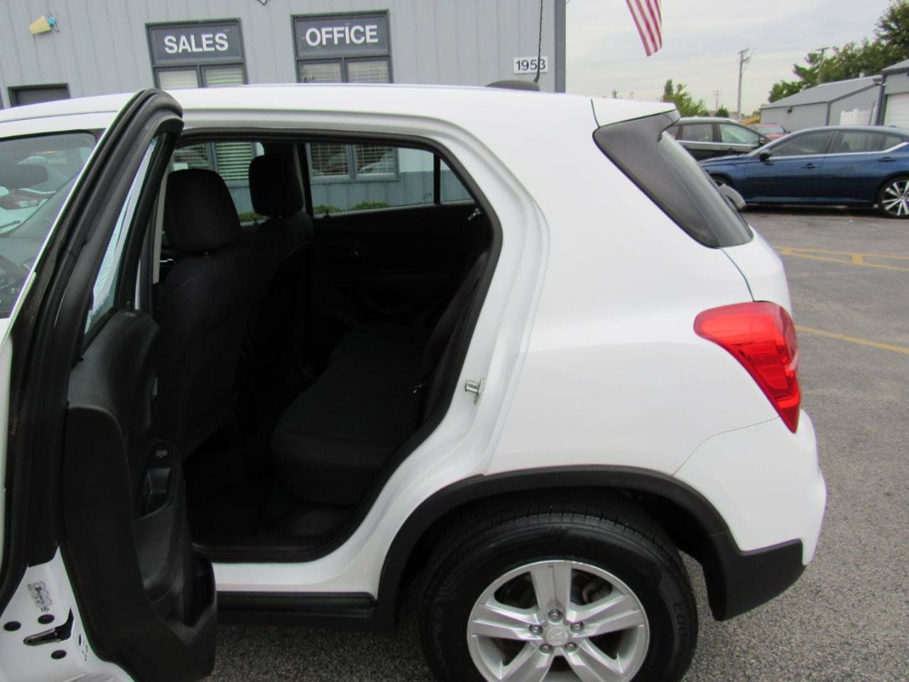 Used 2018 Chevrolet Trax LS AWD/4WD image 34