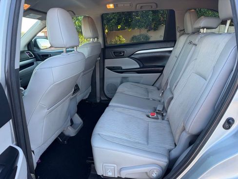 Used 2017 Toyota Highlander LE image 21