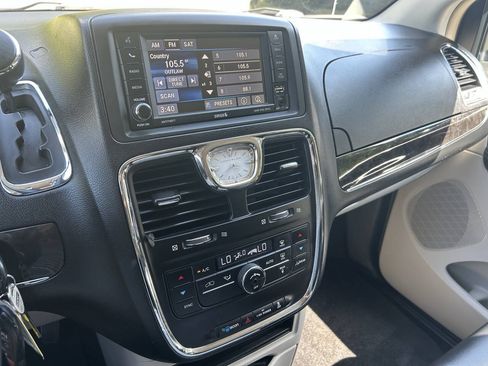 Used 2014 Chrysler Town & Country Touring FWD image 28