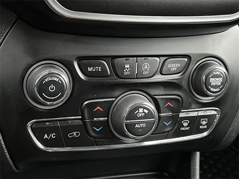 Used 2019 Jeep Cherokee Trailhawk w/ Cold Weather Group image 26