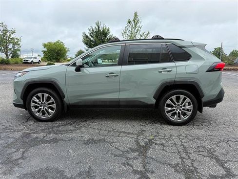 Used 2022 Toyota RAV4 XLE Premium AWD/4WD image 6