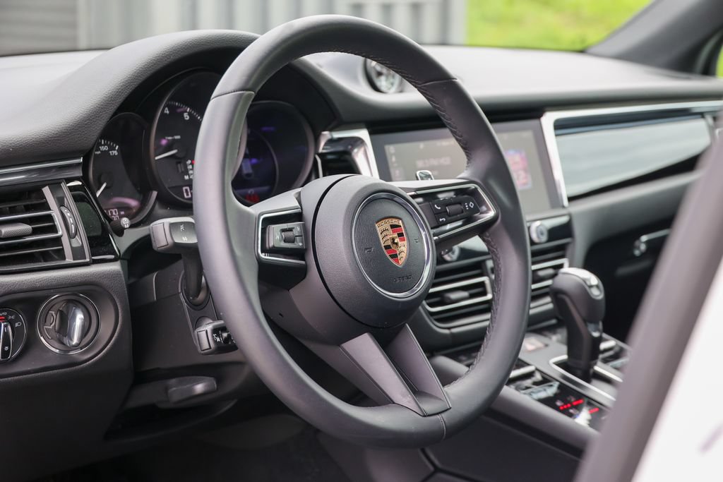Certified 2026 Porsche Macan AWD/4WD image 4