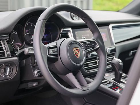 Certified 2026 Porsche Macan AWD/4WD image 4