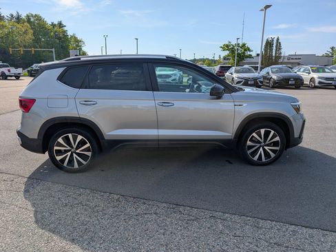 Used 2023 Volkswagen Taos SE AWD/4WD image 7