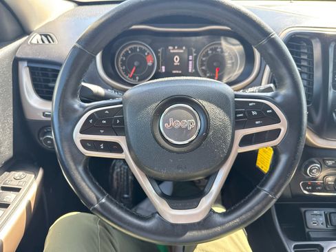 Used 2017 Jeep Cherokee Latitude FWD image 19