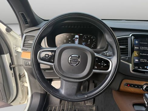 Used 2022 Volvo XC90 T6 Momentum AWD/4WD image 11