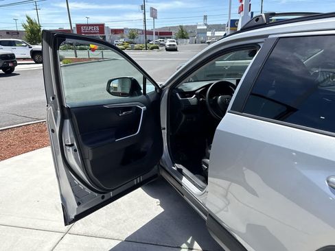 Used 2022 Toyota RAV4 XLE AWD/4WD image 10