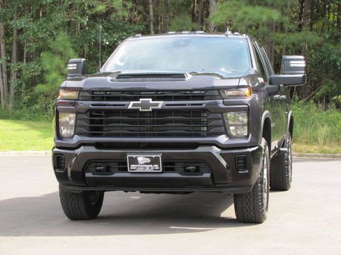 Used 2024 Chevrolet Silverado 2500 Custom w/ Custom Value Package image 10